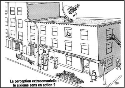 Dans une rue de ville, un « Institut de perception extrasensorielle » arbore sur son toit une énorme antenne parabolique. La perception extrasensorielle : le sixième sens en action ?