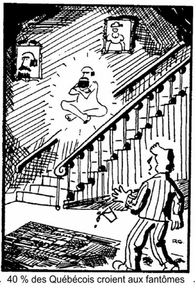 En haut de l’escalier d’une vieille maison, un fantôme flottant en tailleur photographie un homme en pyjama, qui en laisse tomber son verre. 40 % des Québécois croient aux fantômes.