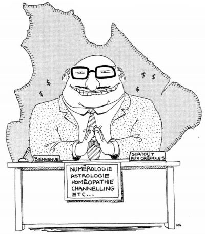 Sur fond de carte du Québec, un homme d’affaires hilare trône derrière un comptoir « Numérologie, astrologie, homéopathie, channelling etc. », sous les écriteaux « Bienvenue » et « Surtout aux crédules ».