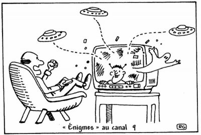 « Énigmes » au canal 9 : un téléspectateur, poing levé, regarde une émission d’où s’échappent un petit extraterrestre, un fantôme et des soucoupes volantes.