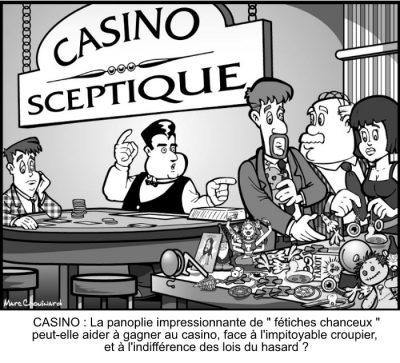 Casino sceptique : un joueur a étalé sur la table toute une panoplie de fétiches — statuettes, tarot, poupée vaudou, pentacles, trèfles, dés… — face au croupier qui le montre du doigt. Casino : la panoplie impressionnante de « fétiches chanceux » peut-elle aider à gagner au casino, face à l’impitoyable croupier, et à l’indifférence des lois du hasard ?