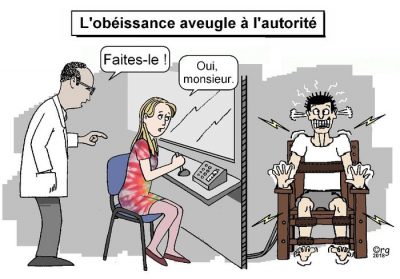 L’obéissance aveugle à l’autorité. Un homme en blouse ordonne : « Faites-le ! » Une jeune femme au pupitre répond : « Oui, monsieur. » De l’autre côté de la vitre, un homme attaché sur une chaise reçoit des décharges électriques — l’expérience de Milgram.